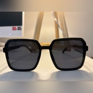 Women oversized black sunglasses